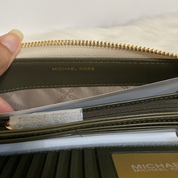 Michael Kors Jet Set Continental Wallet - Picture 12 of 16